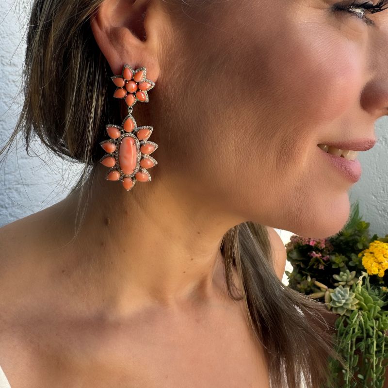 Aretes colgantes de coral  y diamantes 