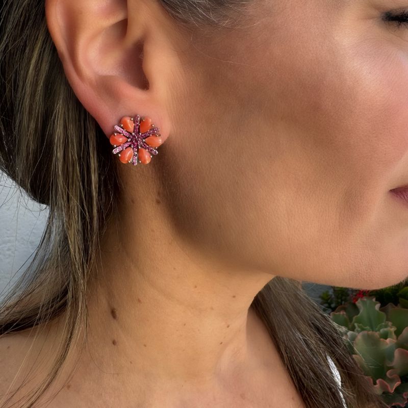 Aretes en forma flor con coral y rubí