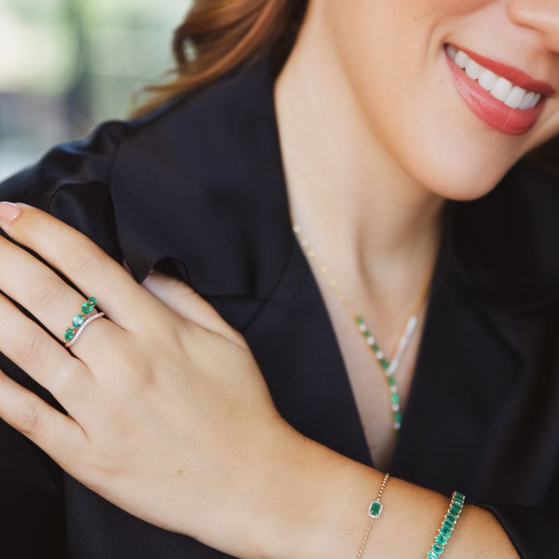 Anillo de oro rosa de 14K con esmeraldas onduladas y diamantes