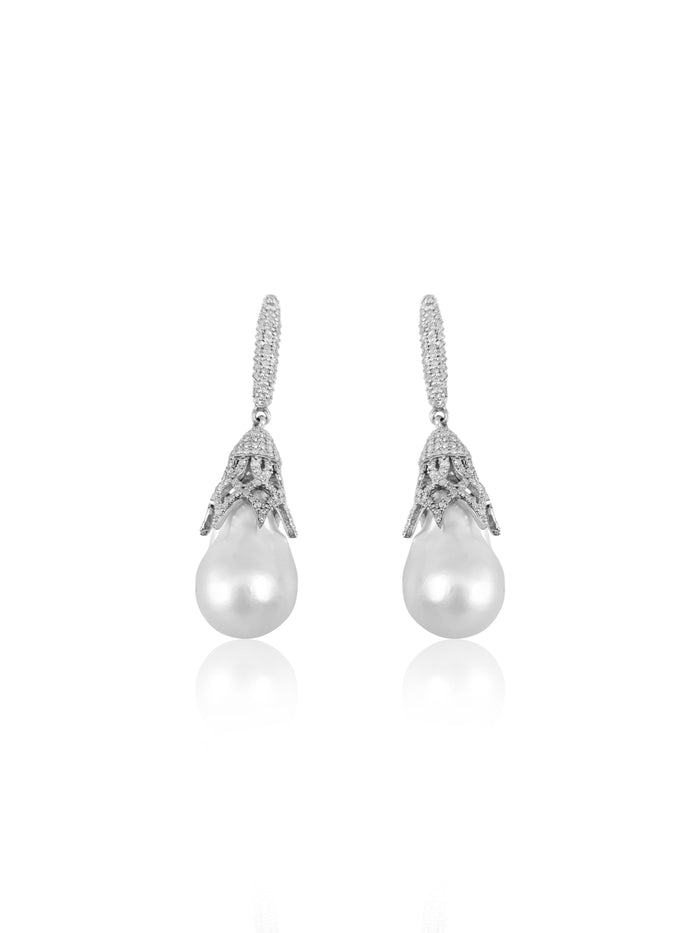 This pair of earrings are perfect for Diamonds & Baroque Pearl, this design gives the piece an elegant touch.  Diamond: 2.14 ct Pearl Barroque: 60.38 Silver with Rhodium Plated weight: 8.28 grams Gold Post